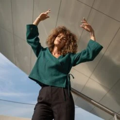 Relaxed Wrap Top Thea -Menique Linen Bloiuse Thea Dark Green 1