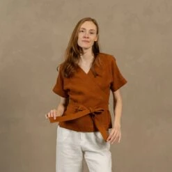 V-Neck Wrap Blouse Lila -Menique MENIQUE Linen Wrap BlouseLILA 1 82b958fb 7133 4249 b9ff 9d0d3114888c 1