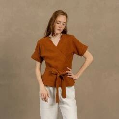 Linen Wrap Blouse Lila -Menique MENIQUE Linen Wrap BlouseLILA 3 3851ba64 bd14 44fc 930f e83d5996e26e