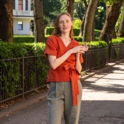 V-Neck Wrap Blouse Lila -Menique MENIQUElinenBrigitaLila 2 f0948937 2b9f 4b28 821e 4b11933e0b16 1