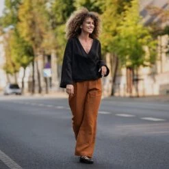 Relaxed Wrap Top Thea -Menique Thea Black Lotus Almond Brown 2